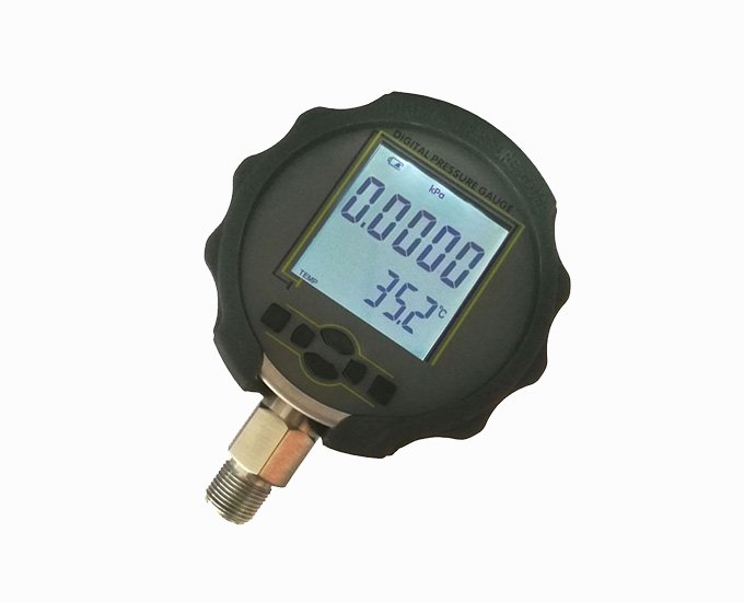 High precision digital pressure gauge with rubber boot