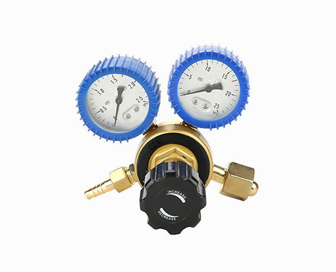 O2 pressure regulator with rubber boot